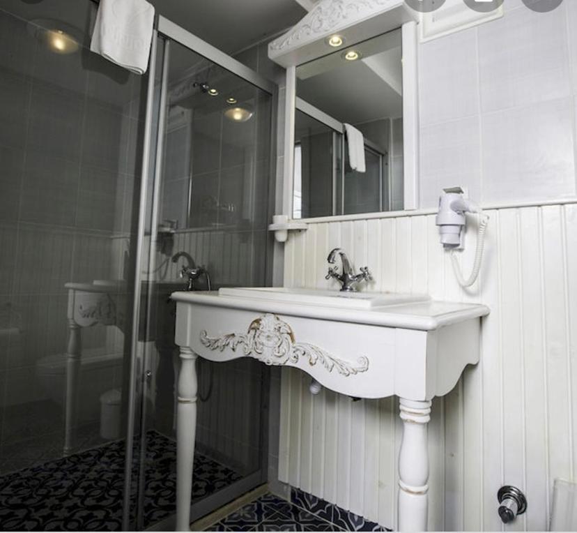 The White Hotel ألاتشاتي المظهر الخارجي الصورة
